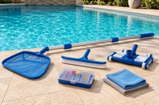 Imagen ilustrativa: Productos de limpieza y mantenimiento de piscinas